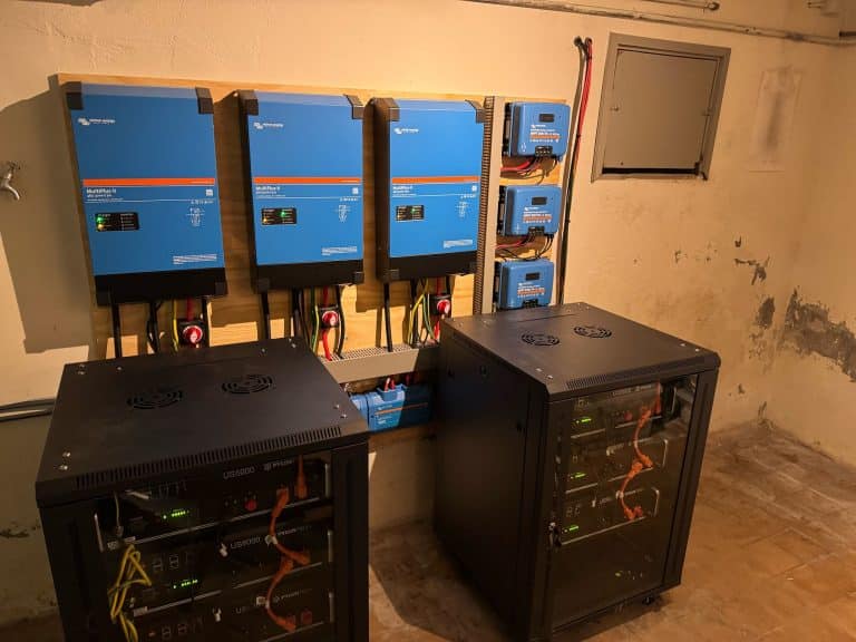 Victron 3 fase Lynx Multiplus 48/5000 Cerbo GX SmartSolar MPPT 250/70 Pylontech US5000 30 kWh
