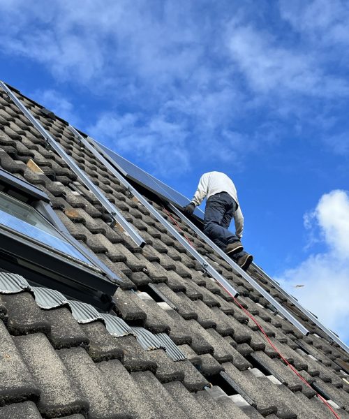 Installatie van zonnepanelen op het dak