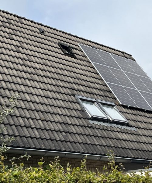 Zonnepanelen op de rechterkant een dak