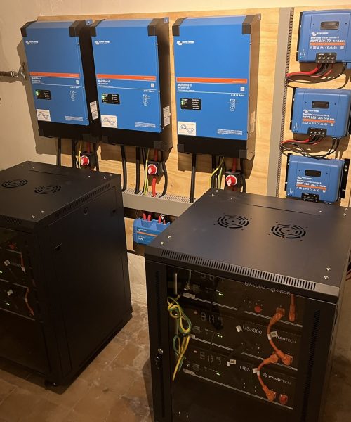 Victron 3 fase Multiplus 48/5000 Cerbo GX SmartSolar MPPT 250/70 Pylontech US5000 30 kWh batterijkast