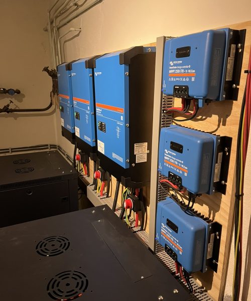 Victron 3 fase Multiplus 48/5000 Cerbo GX SmartSolar MPPT 250/70