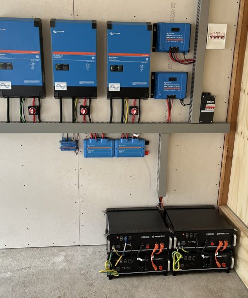 Victron 3 fase Multiplus 48/5000 Cerbo GX Lynx Distributor SmartSolar MPPT 250/85 Pylontech US5000 20 kWh